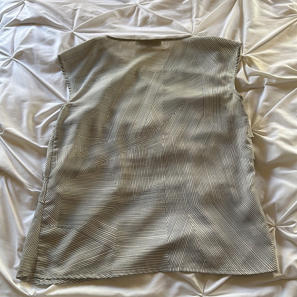 Loft Capped Sleeve Ruffle Shell (M) - Picture 5 of 5